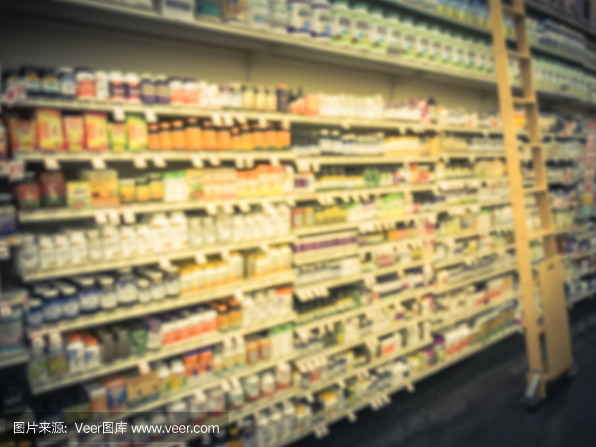 模糊的背景,广泛选择的维生素产品与梯子在药店在美国